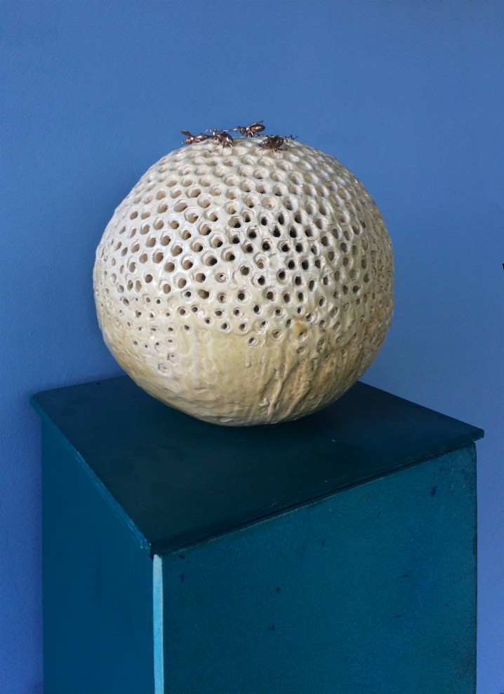 Jessica Carroll, _Arnia_, 2018, cm 108x30x30, ceramica, legno dipinto e (7) api in bronzo, diametro sfera cm 29